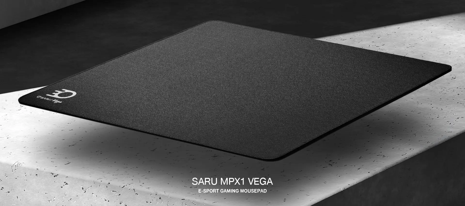 ด้านข้างแสดงความหนา 4 มม. ของ แผ่นรองเมาส์ รุ่น MPX1 VEGA